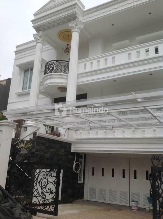 Rumah cantik clasik ada taman belakang luas @citra grand cibubur