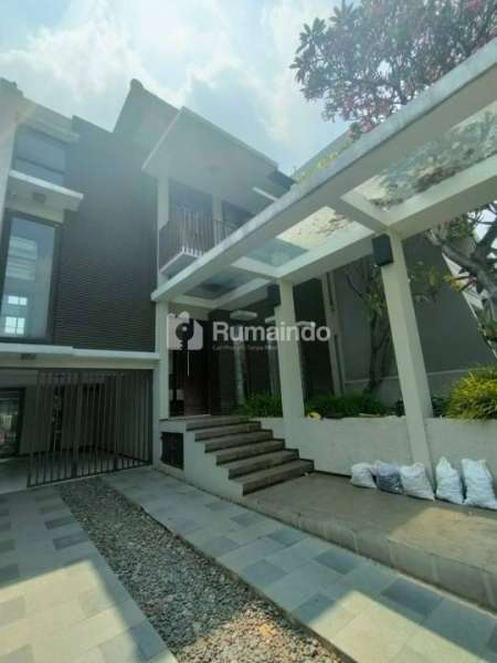 Rumah 3 Lantai Meruya Utara Ada Private Pool Design Tropical Resort