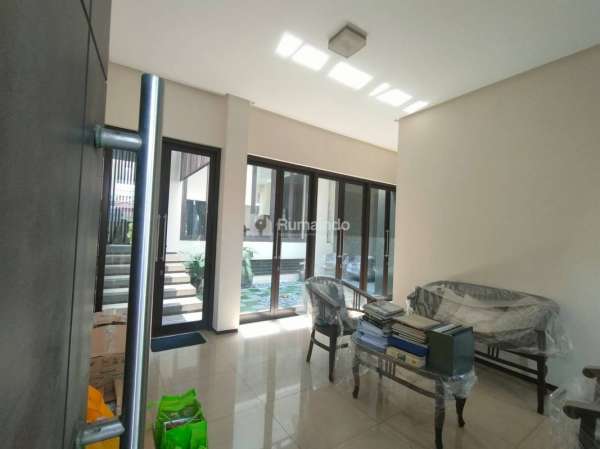 Rumah 3 Lantai Meruya Utara Ada Private Pool Design Tropical Resort