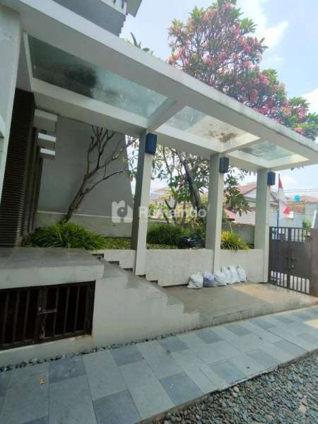 Rumah 3 Lantai Meruya Utara Ada Private Pool Design Tropical Resort