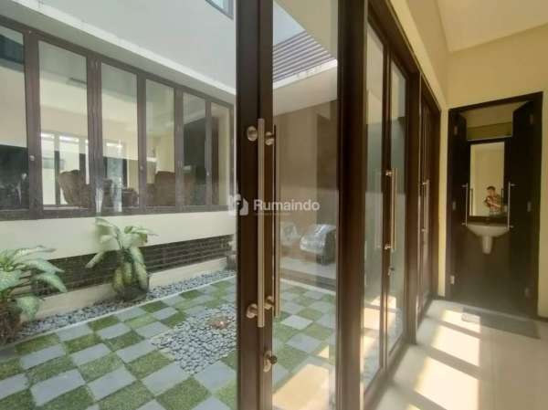 Rumah 3 Lantai Meruya Utara Ada Private Pool Design Tropical Resort