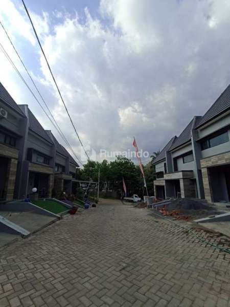 Villa modern dan ekslusif di Permata Garden Regency Batu