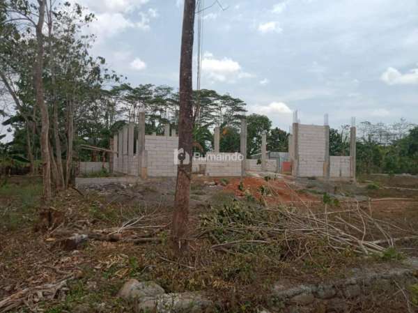 Di JUAL TANAH+ BANGUNAN baru 15%. (ada bangunan konsep Kost2'an 21kamar+rumah tinggal, tp GAGAL terbangun,  Bangunan baru sekitar 15%).