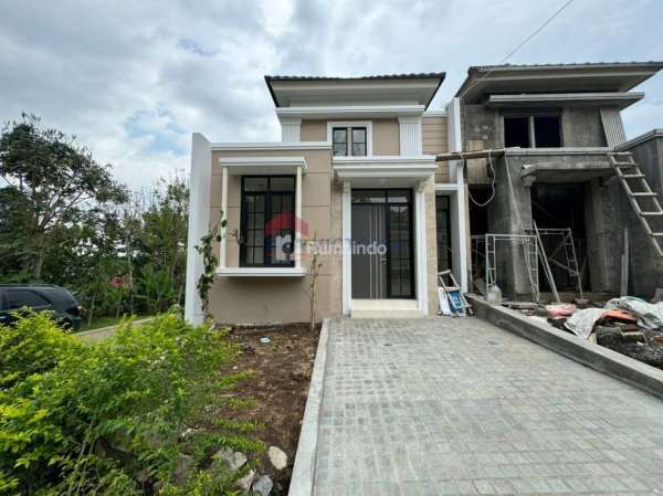 rumah impian Anda di kawasan eksklusif Villa Forest Hill, dikelilingi pemandangan pegunungan yang menakjubkan, udara bersih, dan suasana tenang.