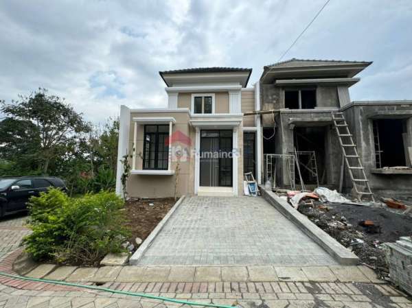 rumah impian Anda di kawasan eksklusif Villa Forest Hill, dikelilingi pemandangan pegunungan yang menakjubkan, udara bersih, dan suasana tenang.