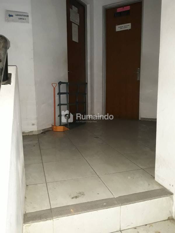 Dijual cepat Gedung butuh renov di Kelapa Dua Wetan, Ciracas, Jakarta Timur