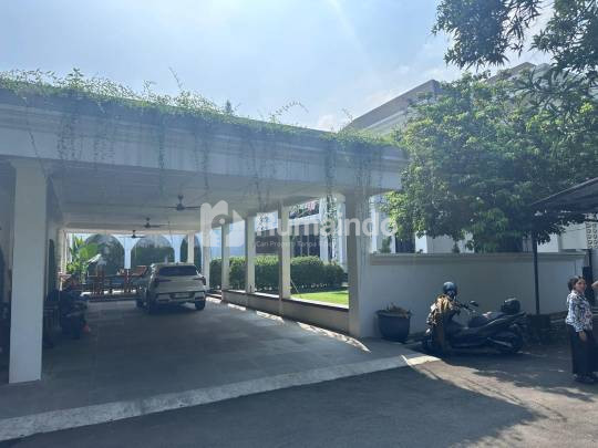 Termurah Dekat Pintu Tol JORR Jatiwarna, Rumah Mewah di Komplek Bulog Jalan Yanatera, Jatimelati, Pondok Melati, Kota Bekasi, Dijual Cepat Via Lelang