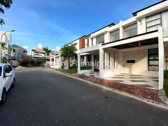 DiJUALCEPAT Rumah 2Lantai Hook Tengah GRAND ORCHID Hadap Barat Laut,  Batam Centre..