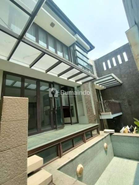 Rumah 3 Lantai Meruya Utara Ada Private Pool Design Tropical Resort