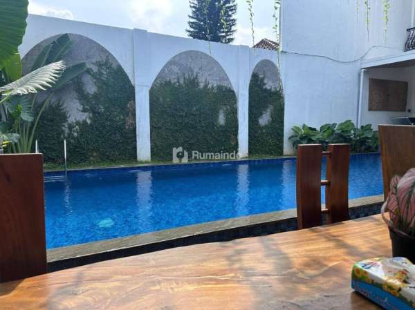 Termurah Dekat Pintu Tol JORR Jatiwarna, Rumah Mewah di Komplek Bulog Jalan Yanatera, Jatimelati, Pondok Melati, Kota Bekasi, Dijual Cepat Via Lelang